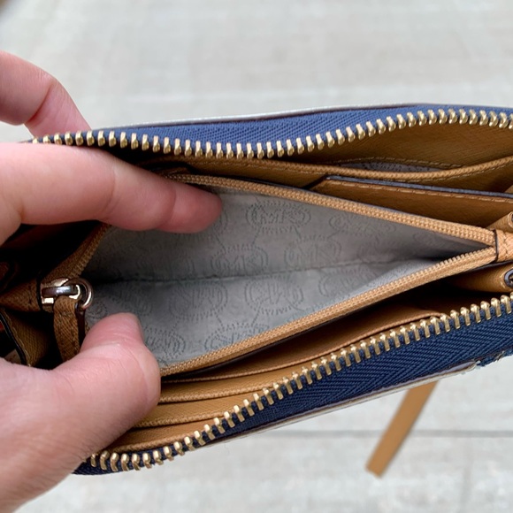 Michael Kors wallet - Picture 5 of 15